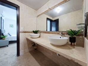 Chalet | Salle de bain | Douche, articles de toilette (gratuits), serviettes fournies, savon