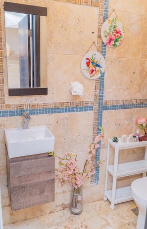 Shower, free toiletries, towels, soap - Villas Los Corales (Punta Cana)
