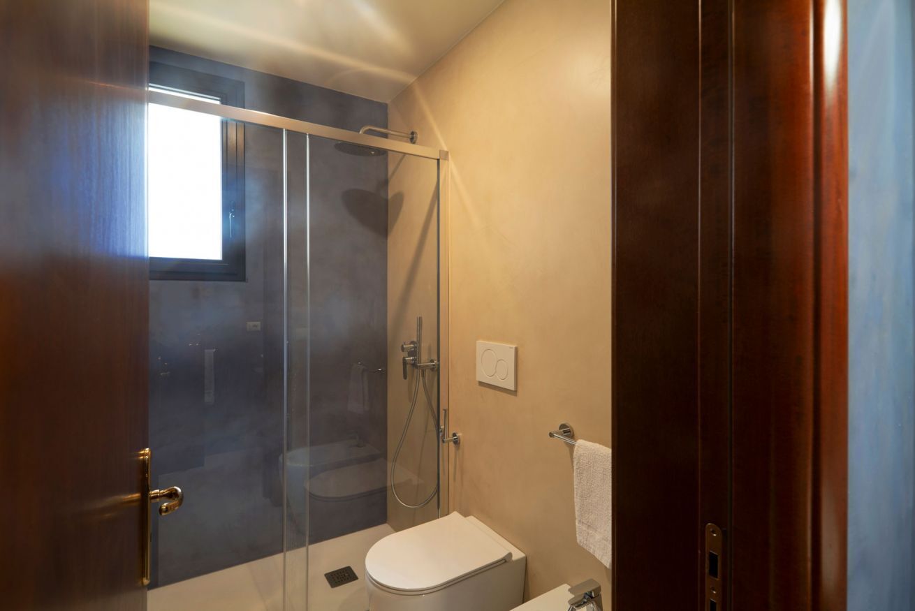 Shower, bidet, towels, shampoo