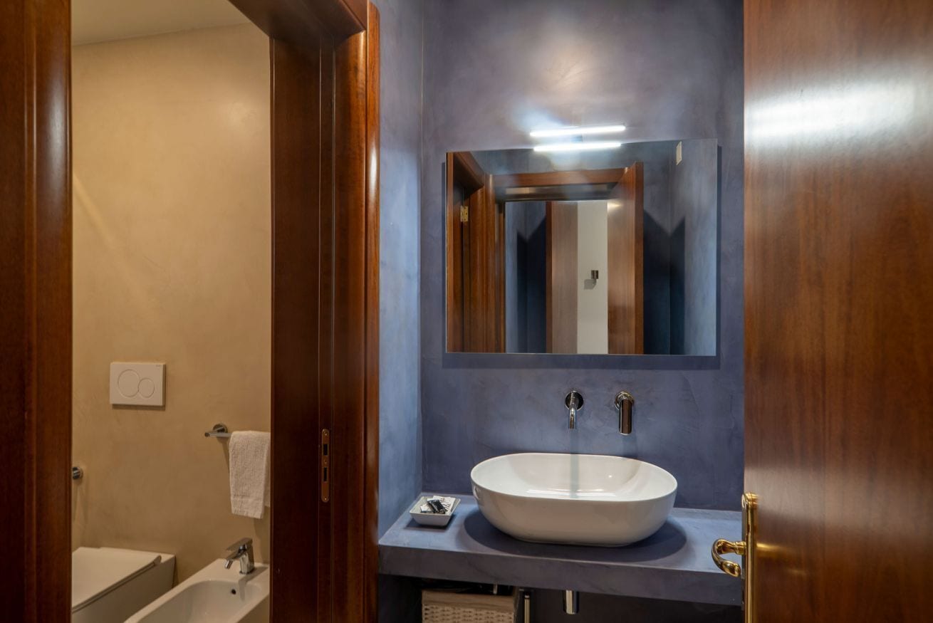 Shower, bidet, towels, shampoo