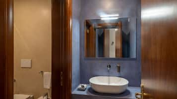 Shower, bidet, towels, shampoo