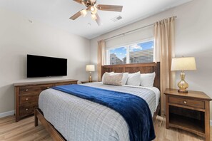 Iron/ironing board, travel cot, WiFi, bed sheets - Ozarks View! King Beds! Great Location! (Branson)