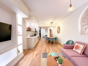 A modern living space with a kitchen, dining area, and a sofa. - 224 - Central Large Parisian Flat (París)
