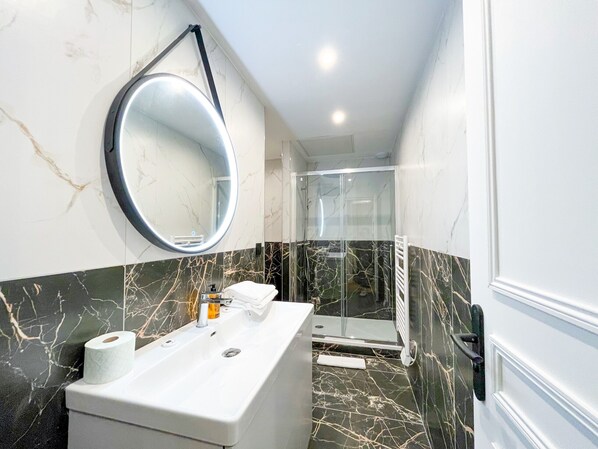 Shower, hair dryer, towels - 224 - Central Large Parisian Flat (París)