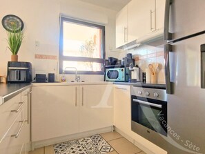 Fridge, microwave, oven, dishwasher - 012 /  T3 AVEC PISCINE PARKING, CLIM, TERRASSE (Sète)