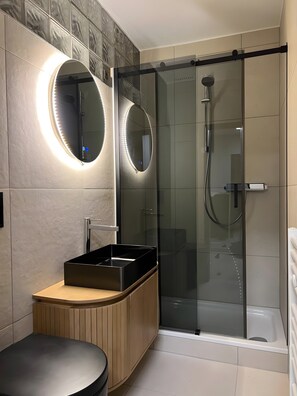Shower, hair dryer, towels - Buddelhuus – Your Favorite Holiday Home on the North Sea (Norden)