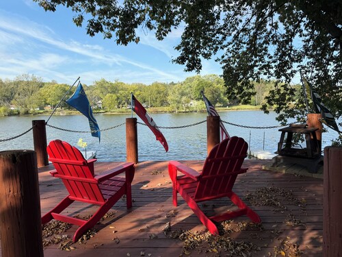 Waterfront retreat with pier near Woodman's convention ctr & downtown Janesville