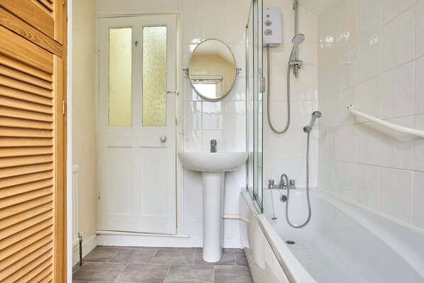 Shower, hair dryer, towels, shampoo