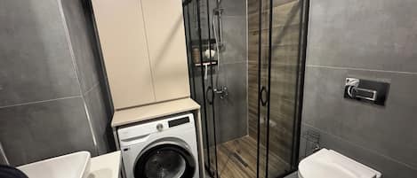 Douche, séchoir à cheveux, serviettes fournies, savon
