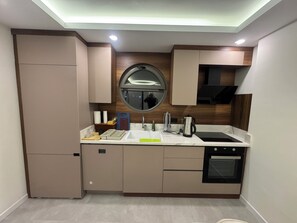 Fridge, oven, stovetop, dishwasher