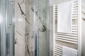 Regadera, bidet, toallas, papel de baño 