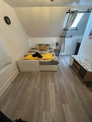 Room - Le Belle Vue St Marcel with shared garden (Laon)