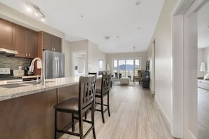 Interior - Lakefront Lux 2BR Symphony Of Comfort/Style For 12 (Harrison Hot Springs)