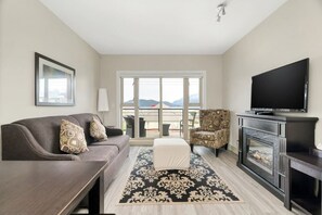TV, fireplace - Lakefront Lux 2BR Symphony Of Comfort/Style For 12 (Harrison Hot Springs)