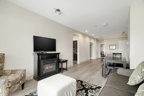 TV, fireplace - Lakefront Lux 2BR Symphony Of Comfort/Style For 12 (Harrison Hot Springs)
