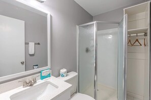Shower, towels, shampoo - Sunny Side at The Sands - Walk to Coligny (Hilton Head Island)