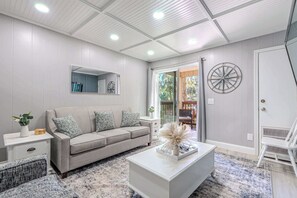 TV - Sunny Side at The Sands - Walk to Coligny (Hilton Head Island)