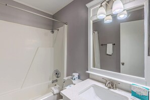 Shower, towels, shampoo - Sunny Side at The Sands - Walk to Coligny (Hilton Head Island)