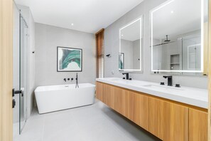 Shower, hair dryer, towels, toilet paper - Brand New 3 bedroom Elite Pool Villa in Phuket (Tambon Choeng Thale)