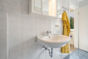 Dusche, Haartrockner, Handtücher