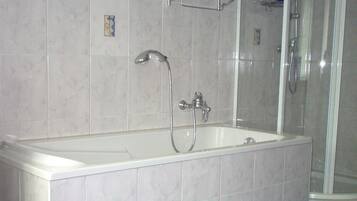 Dusche, Haartrockner, HandtĂŒcher