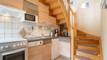 Coffee/tea maker, fridge, microwave, oven