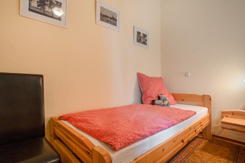 Guesthouse 'Holiday Apartment Near Müritz Shore' with Balcony and Wi-Fi