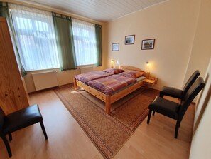 Iron/ironing board, WiFi, bed sheets