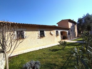 Exterior - Garden apartment in country villa, swimming pool, 5 minutes from village. (Roquefort-les-Pins)