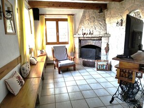 Interior - Garden apartment in country villa, swimming pool, 5 minutes from village. (Roquefort-les-Pins)