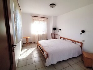 Iron/ironing board, Internet, bed sheets - Garden apartment in country villa, swimming pool, 5 minutes from village. (Roquefort-les-Pins)