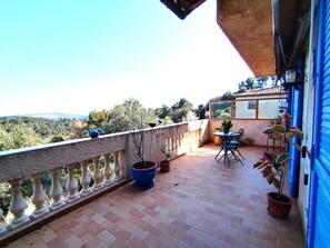 Outdoor dining - Garden apartment in country villa, swimming pool, 5 minutes from village. (Roquefort-les-Pins)