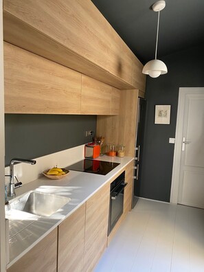 Private kitchen - Vrbo Property (Bordeaux)