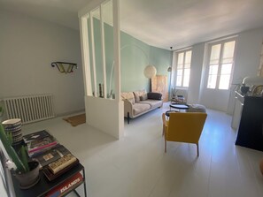 Living area - SPACIOUS APARTMENT (90m2), LUMINOUS, QUIET, NEAR PUBLIC GARDEN (Bordeaux)