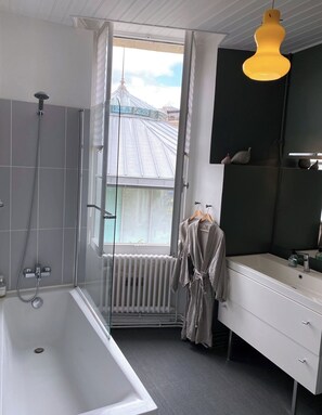 Bathroom - Vrbo Property (Bordeaux)