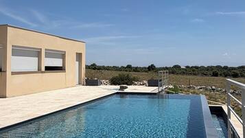Piscina a l'aire lliure i piscina climatitzada