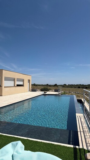 Piscina a l'aire lliure i piscina climatitzada 