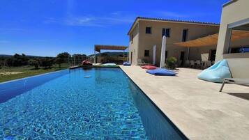 Piscina a l'aire lliure i piscina climatitzada