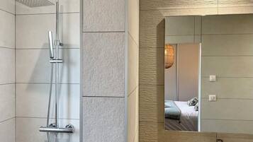 Douche, sèche-cheveux, serviettes fournies, savon