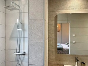 Douche, sèche-cheveux, serviettes fournies, savon