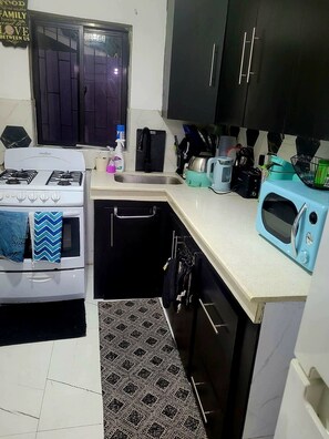 Private kitchen - 2-bd 1 bath house in Portmore St. Catherine neighborhood (Portmore)