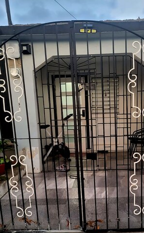 Property grounds - 2-bd 1 bath house in Portmore St. Catherine neighborhood (Portmore)