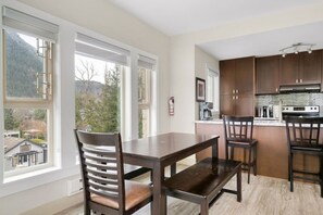 Dining - Upscale 2BR Overlooking Lake View Escape (Harrison Hot Springs)
