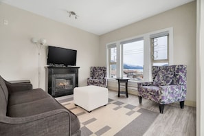 TV, fireplace - Upscale 2BR Overlooking Lake View Escape (Harrison Hot Springs)