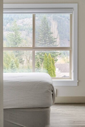 2 bedrooms, iron/ironing board, travel cot, WiFi - Upscale 2BR Overlooking Lake View Escape (Harrison Hot Springs)
