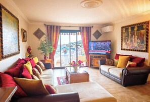 TV - Large, bright apartment with balcony and sea view (Ajaccio)