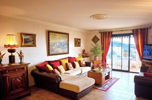 TV - Large, bright apartment with balcony and sea view (Ajaccio)