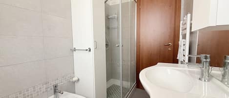 Douche, bidet, serviettes fournies