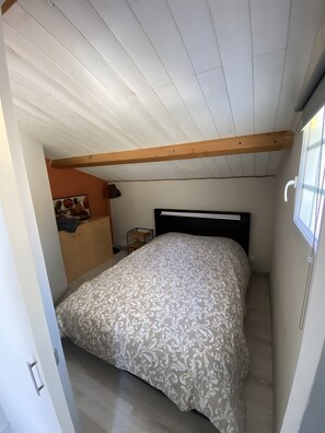 Room - Le gîte des cigales de Lucéna – Cozy Retreat with Pool in Provençal Vineyard (Visan)