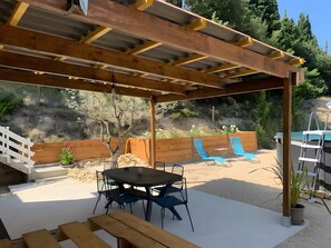 Outdoor dining - Le gîte des cigales de Lucéna – Cozy Retreat with Pool in Provençal Vineyard (Visan)